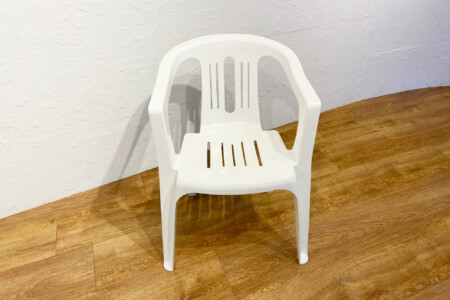 2階:白椅子 Chair2
